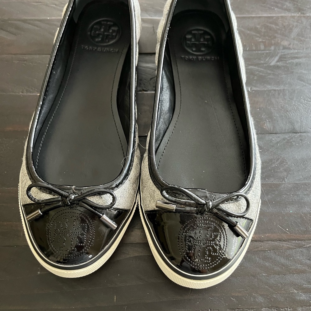 Tory Burch Women's Black and Grey Loafers
EUC Size 6
